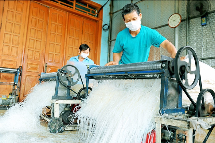 [Photos] Lo Cuong trade village mechanizes rice noodle making
